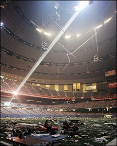 Katrina-NewOrleansSuperdomeStragglersWait4Evac-SunPiercesBrokenRoof-AFP-JamesNielsen (2)