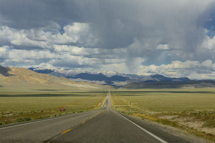 De 'Loneliest Highway' - Highway 50 - in Nevada. © thinkstock