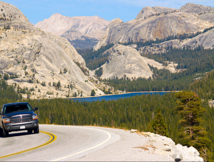 De weg langs Yosemite in Californië. © thinkstock
